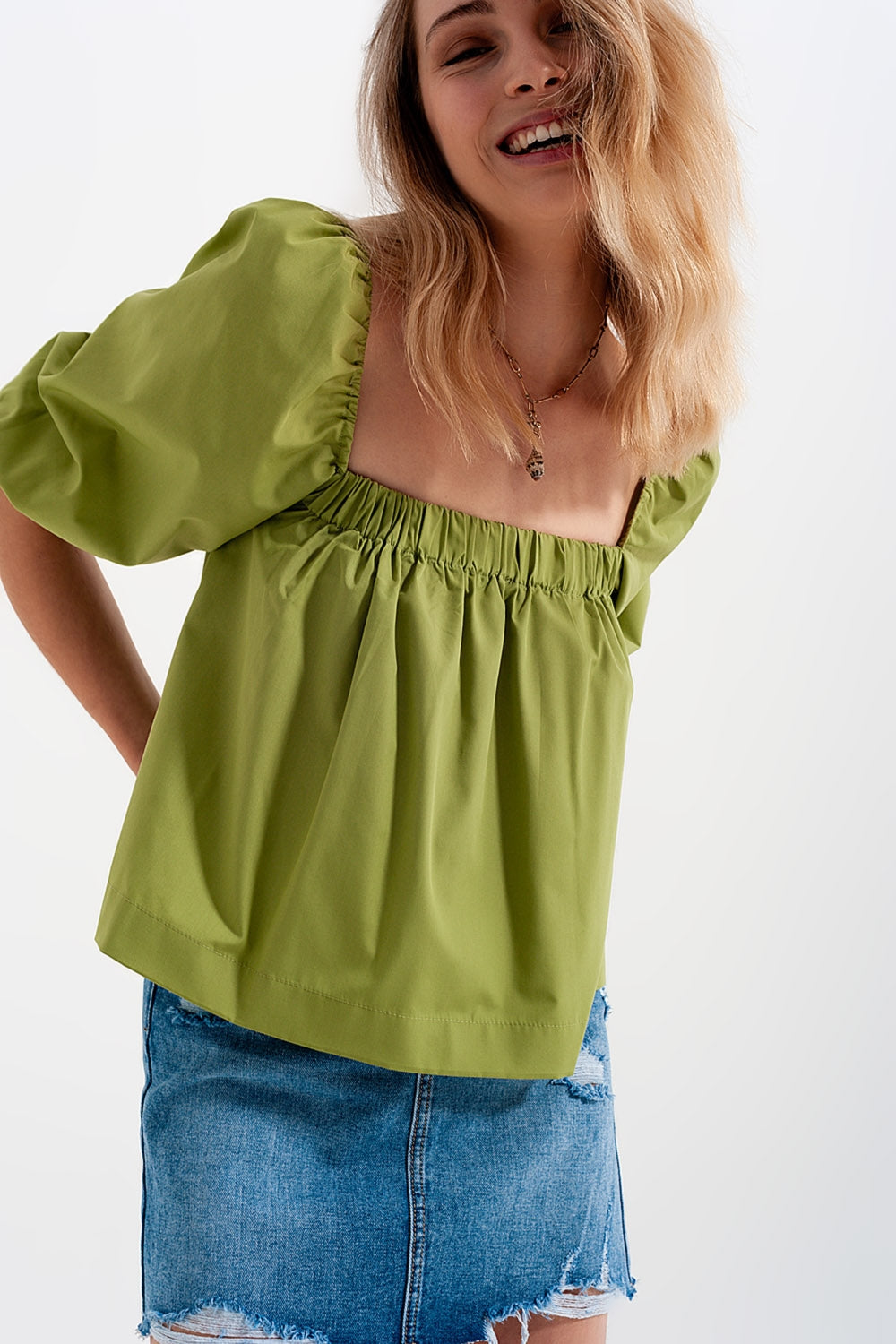 Top de popelina con mangas abullonadas en verde