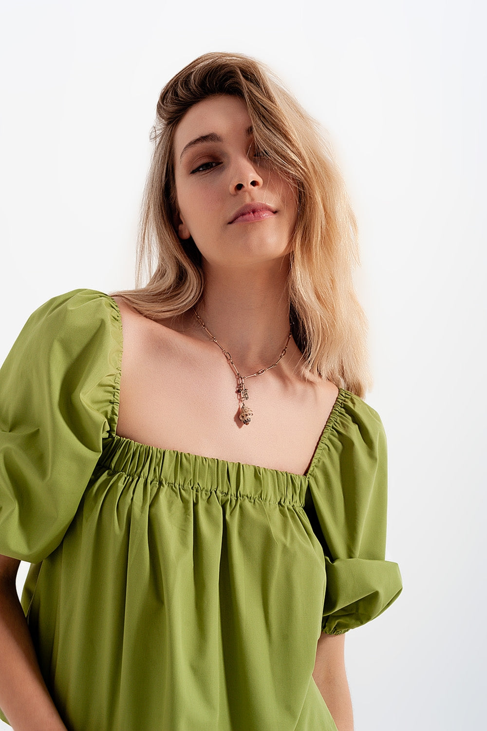 Top de popelina con mangas abullonadas en verde