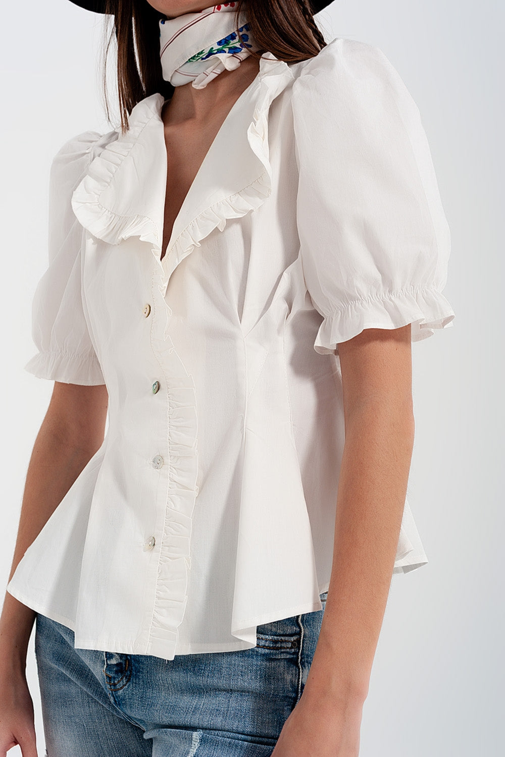 Blusa cruzada de popelina con detalle de volante en color crema
