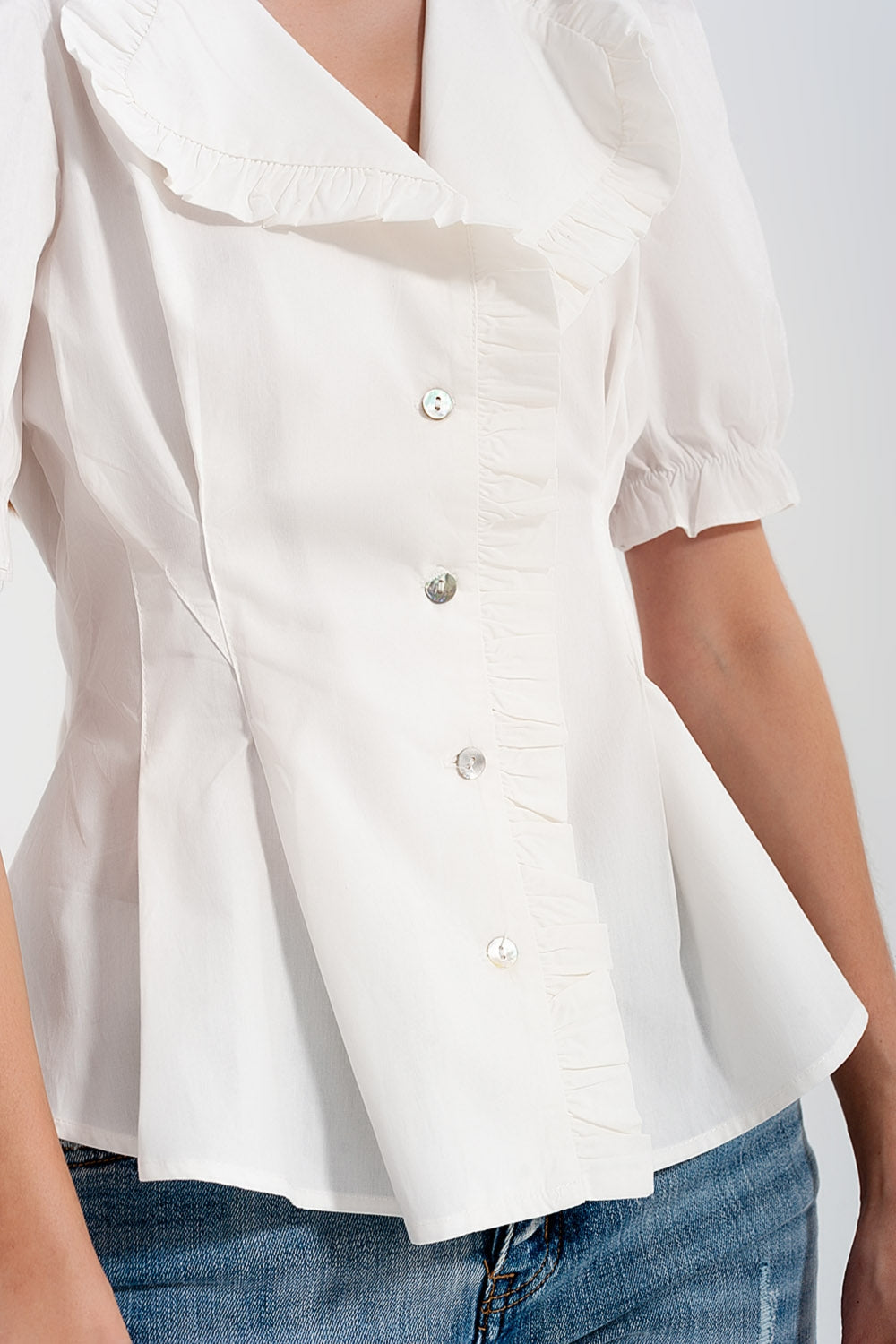 Blusa cruzada de popelina con detalle de volante en color crema