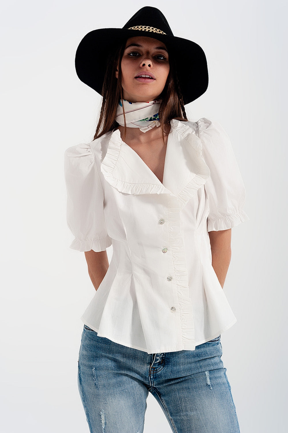 Blusa cruzada de popelina con detalle de volante en color crema