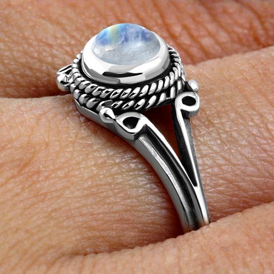 Anillo de plata con piedra lunar arcoíris
