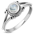 Anillo de plata con piedra lunar arcoíris
