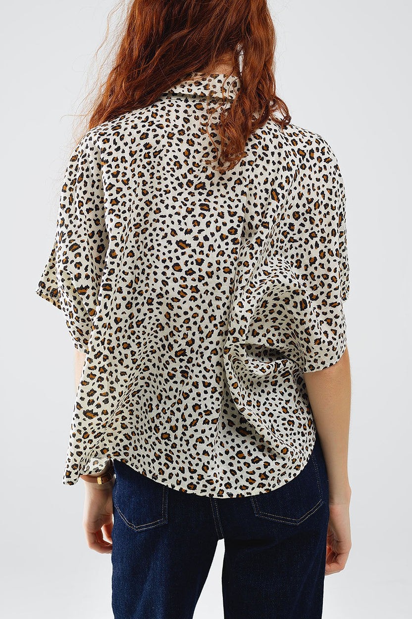 Avslappnad oversized skjorta med leopardmönster och korta ärmar