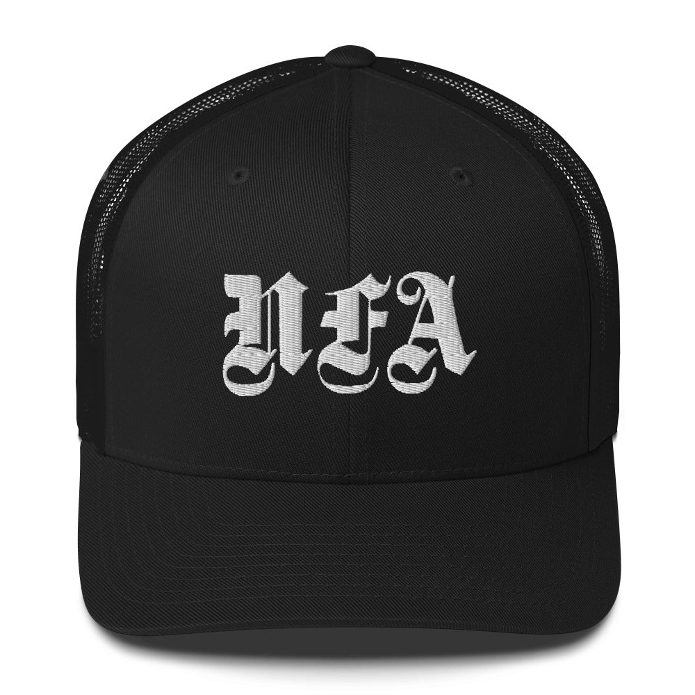 Czapka z daszkiem typu trucker z białym haftem NFA