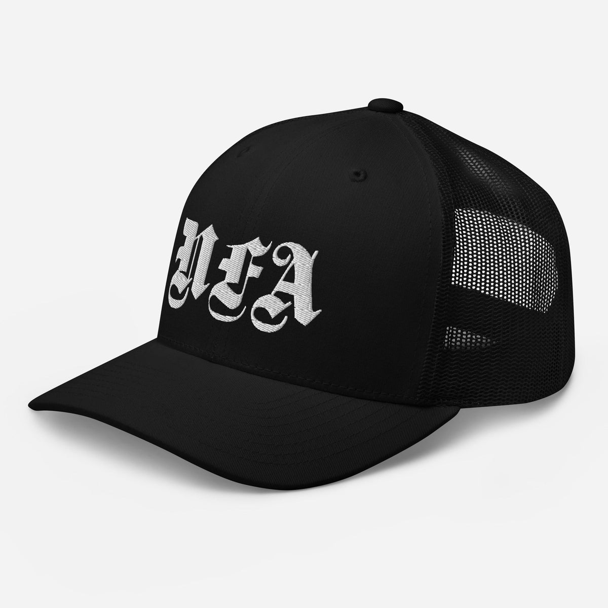 Czapka z daszkiem typu trucker z białym haftem NFA