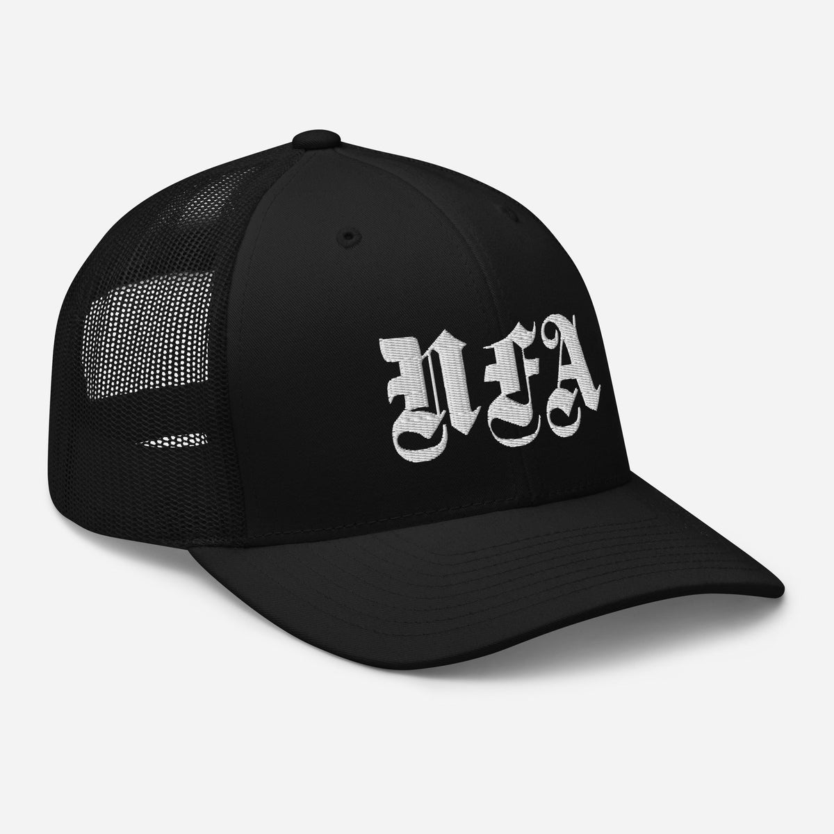 Czapka z daszkiem typu trucker z białym haftem NFA