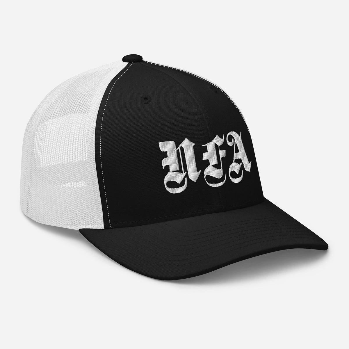 Czapka z daszkiem typu trucker z białym haftem NFA