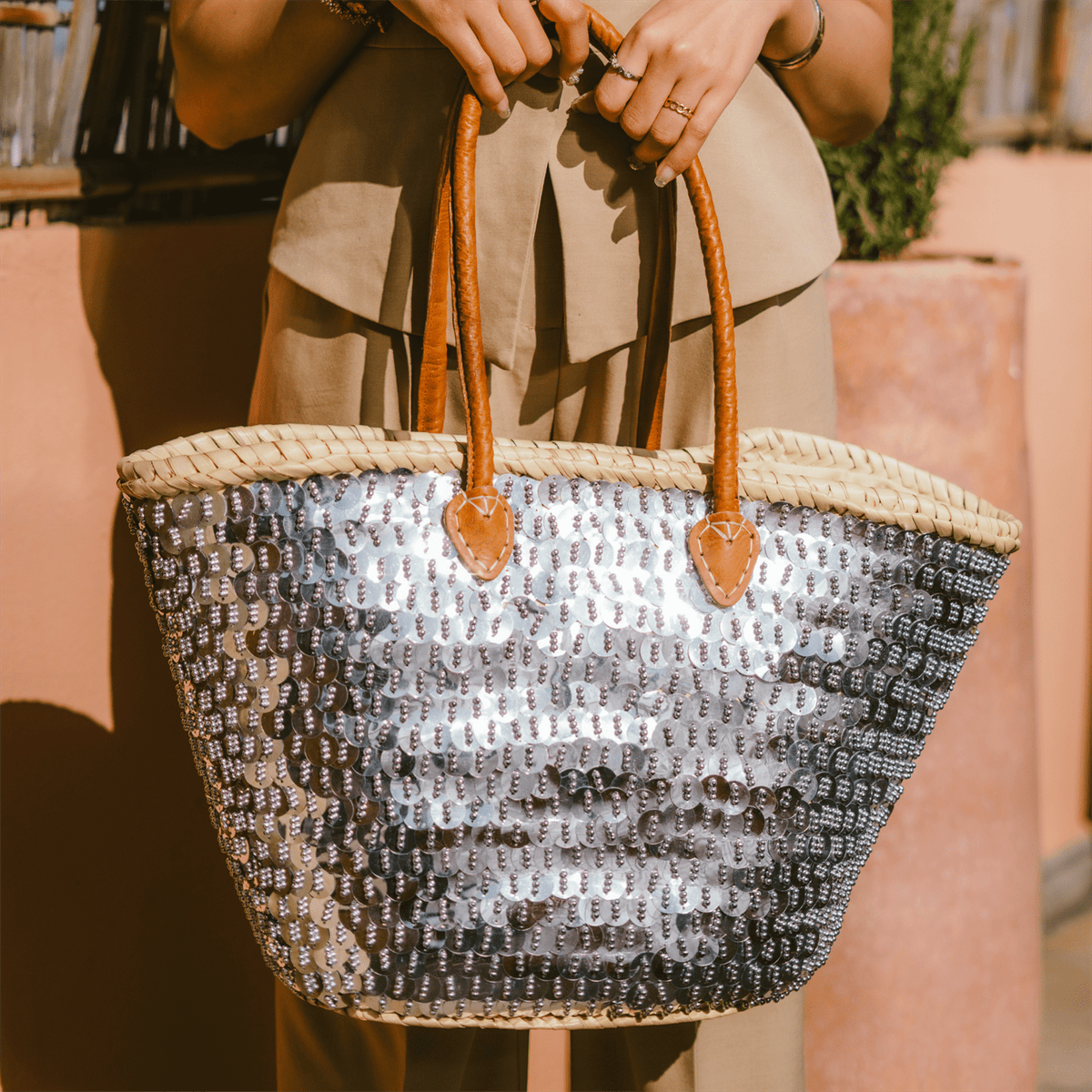 Bolso de mimbre brillante