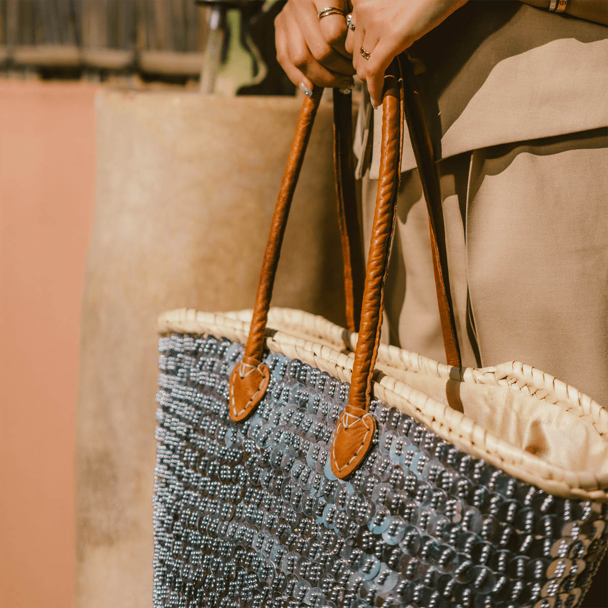 Bolso de mimbre brillante
