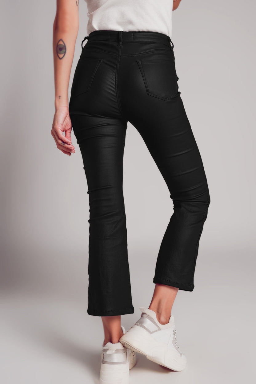 Pantalones acampanados de piel sintética elástica en color negro
