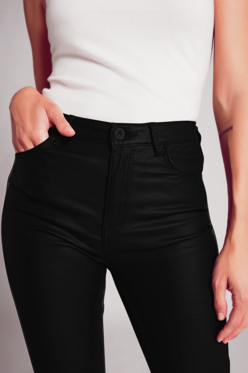 Pantalones acampanados de piel sintética elástica en color negro