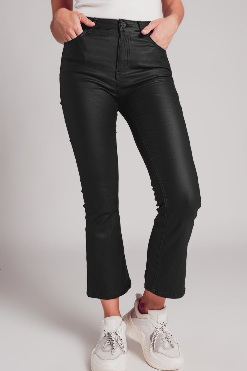 Pantalones acampanados de piel sintética elástica en color negro