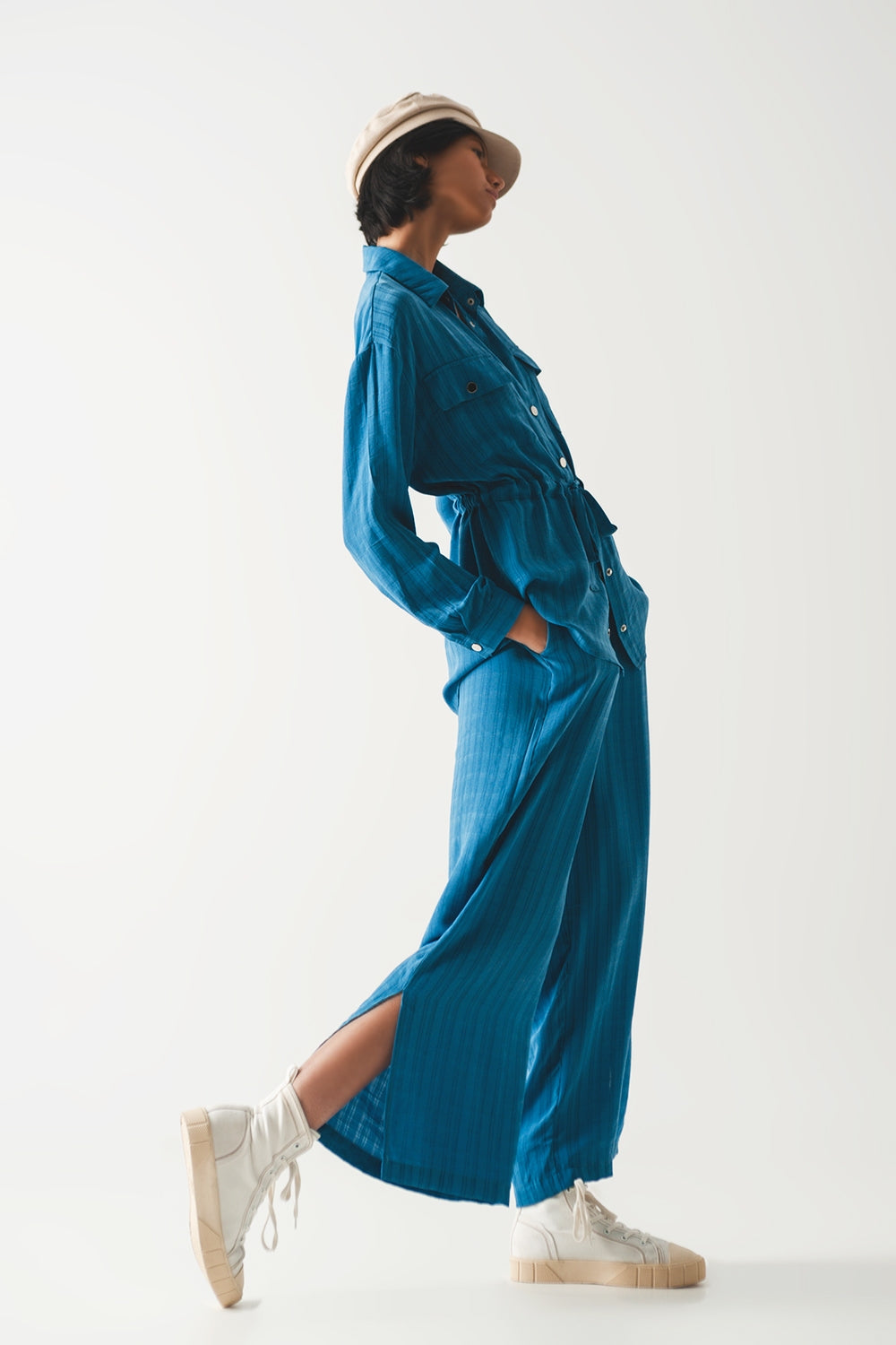 Pantalones de pierna ancha con cordón en color azul