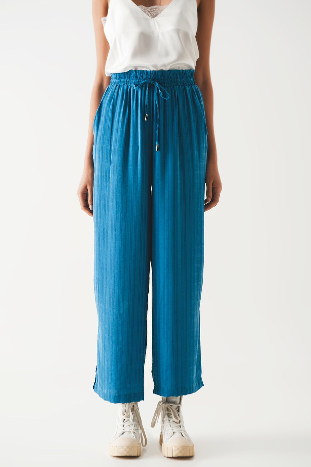 Pantalones de pierna ancha con cordón en color azul