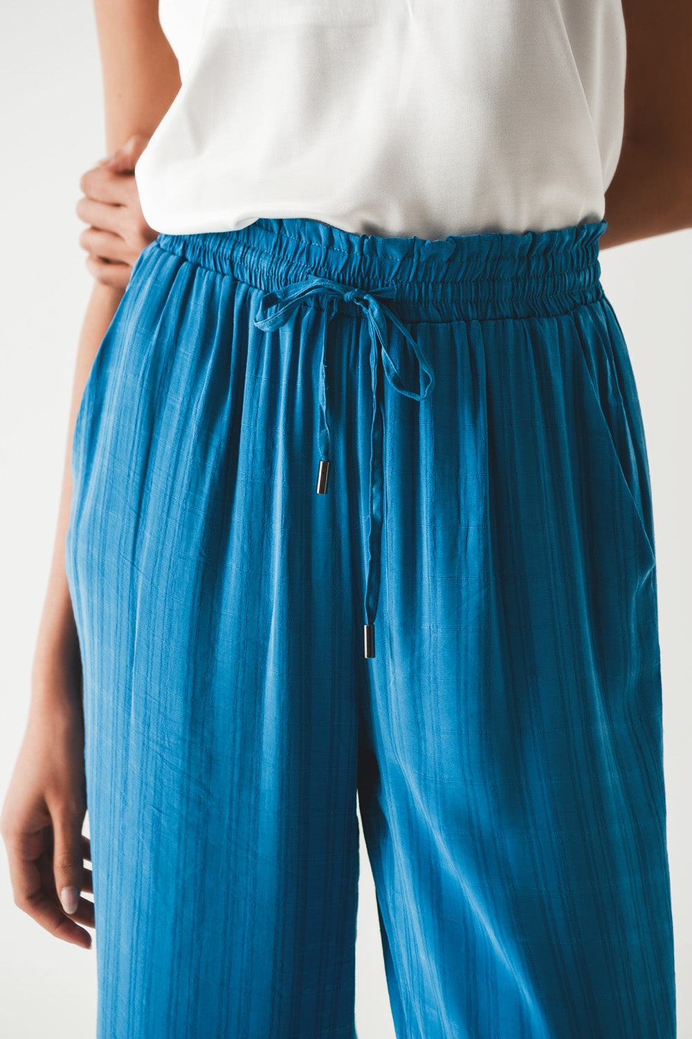 Pantalones de pierna ancha con cordón en color azul