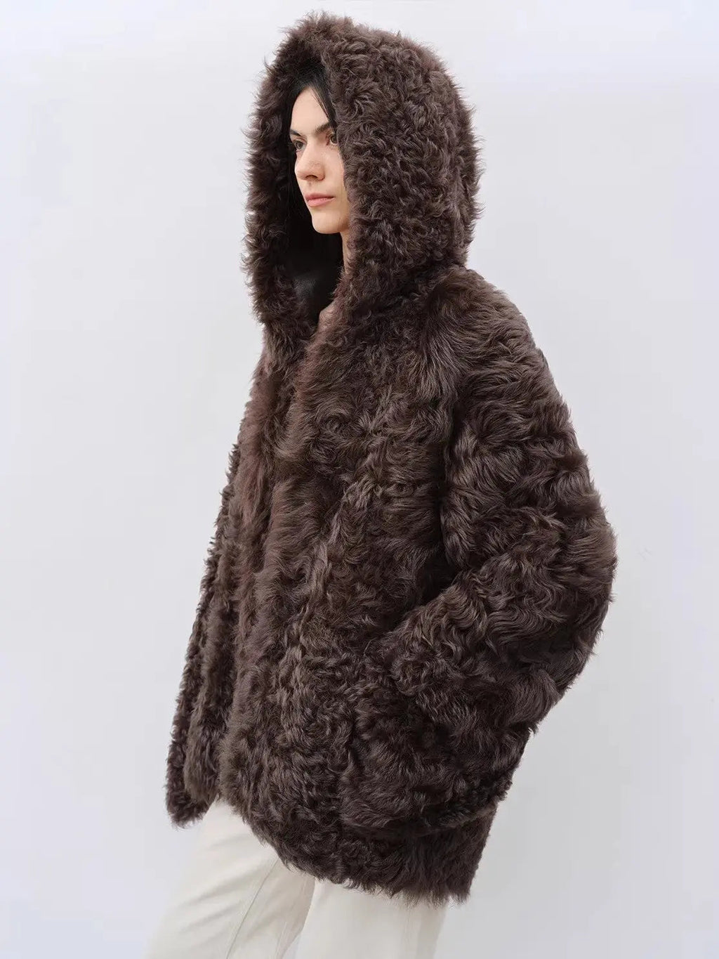 Abrigo de piel de oveja Toscana  rizado con capucha, silueta relajada "Winter Snow" para invierno