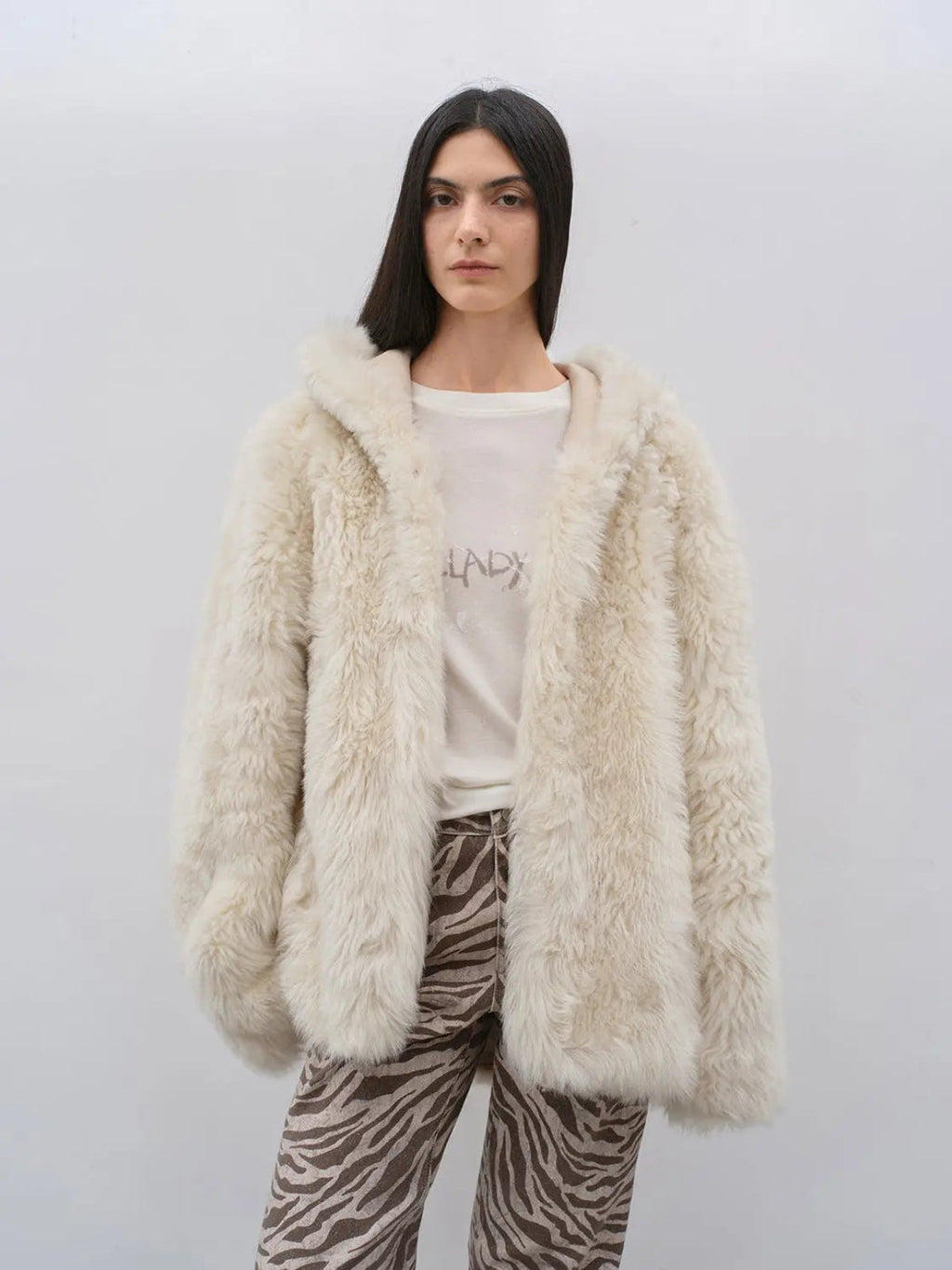 Abrigo de piel de oveja Toscana  rizado con capucha, silueta relajada "Winter Snow" para invierno