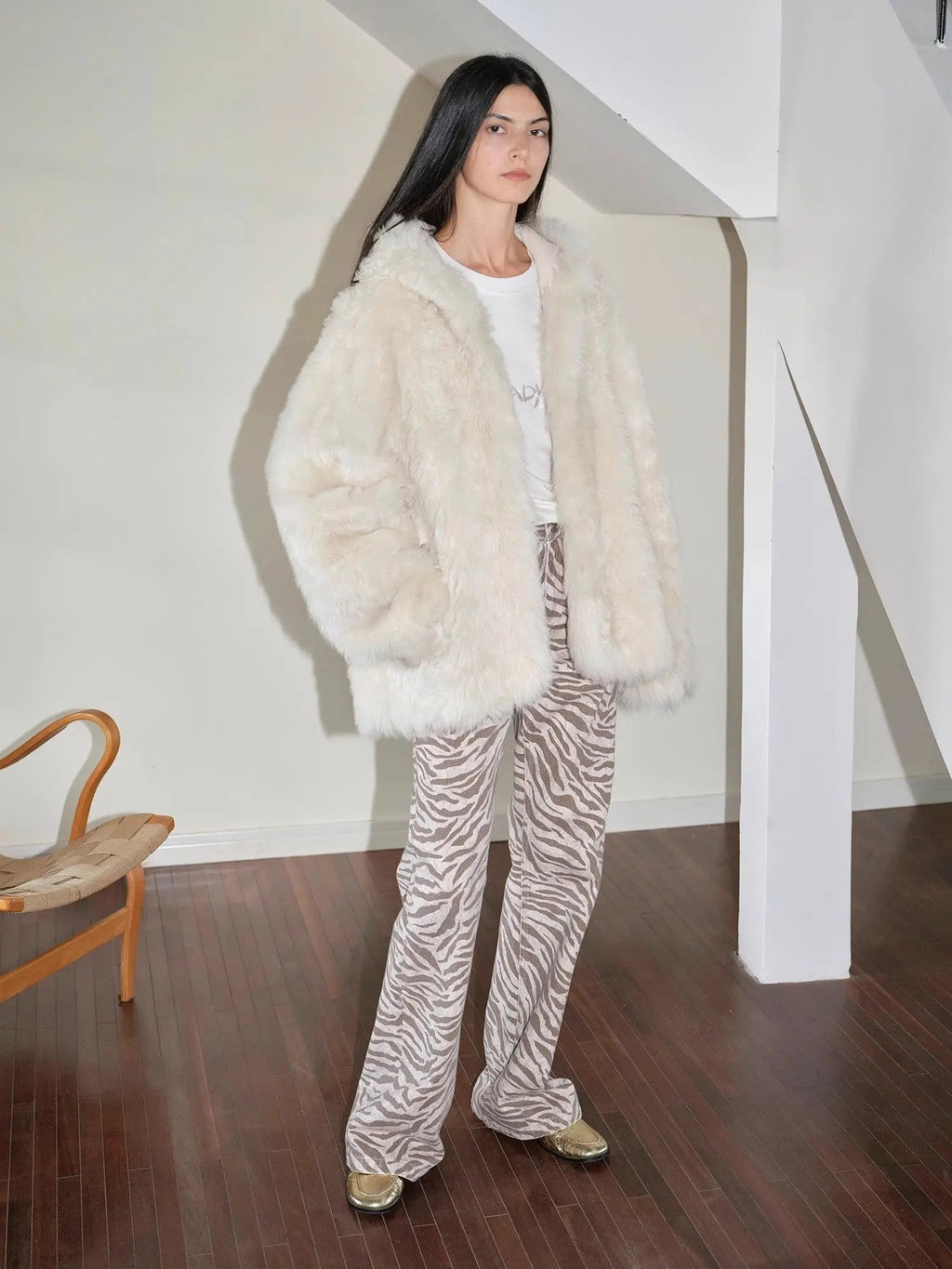 Abrigo de piel de oveja Toscana  rizado con capucha, silueta relajada "Winter Snow" para invierno